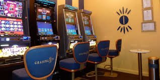 Starburst slot interface showing five reels and payline structure on h5 jt777